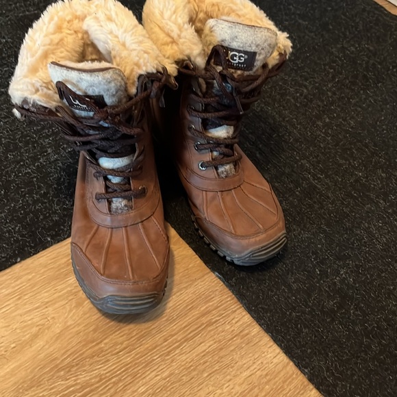 Adirondack Ugg snow boots. - Picture 2 of 5